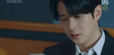 우주메리미 5화에서.계속 기억나는 건 진짜 이씬이야
씨갈!!!!!!됸나좋네 진짜 공황와서 숨가쁜 와중에
메리 문자받고 숨내쉬면서 웃음 새어나오는거 진짜
개좋다고 다정순애보연상남주랑 햇살아방연하여주
이거 진짜 개좋은거네요..

씨발데레남주 왜 유행했지?;
다정남주가 진짜순앤데..