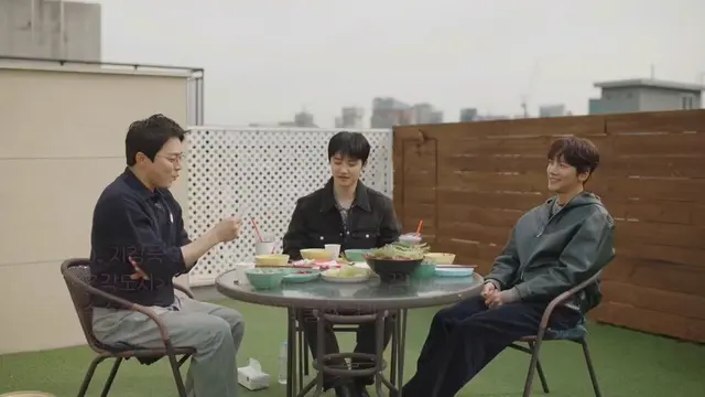 Q. 조각도시 배우들 이름이 전부 '수'로 끝나서
      <수수수수퍼노바>팀이라고 불렸는데
      혼자만 못 낀 소감은?

도경수 : 진짜 다 '수'네요?
지창욱 : 그러게요 저 혼자 '욱'이라서 죄송합니다
               지창수할게요

실시간으로 개명하는 지창욱 좀 봐줄 사람 하ㅋㅋ