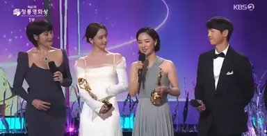 <우리영화> 에 문소리 배우님 특출이 더 감동적이고 눈물나는 이유 ..
“정말 좋을 것 같아서 캐스팅했는데, 너무 놀라운 능력을 보여줬고, 그래서 너무 사랑하는 그 배우가 지금 너무 잘됐다. 전여빈이라고, 너무 잘하고 있다“
두 여배우의 아름다운 서사를 봐줘 ,,,,