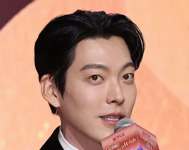 '김은숙 신작' 김우빈 "빛나는 대사 많아...감독 하차 아쉬워"