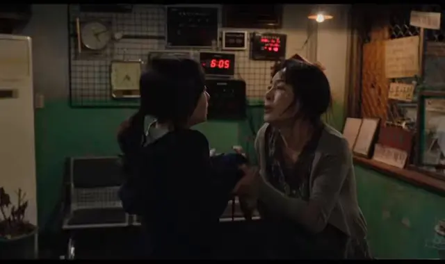 박보영 문정희 연기 살벌하다ㅈㅉ
가폭당하는 엄마 대신 남자 죽인 딸한테 그동안 모은 돈 다 주면서 가라고 하고 본인이 누명쓰려는거
그동안 이모라고 부르게 했는데 여기서 너무 엄마야
