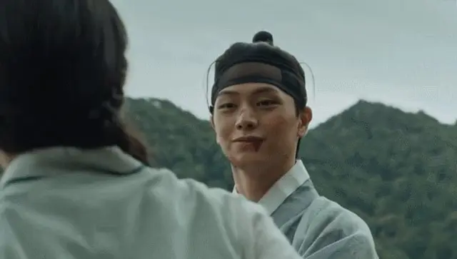 아니 이것 좀 보라고요 ..
놀려 먹을때는 한없이 놀려먹다가 정작 여리가 다칠 뻔 하니까 얼굴 표정 싹바뀌어서 허리감으며 구해주려는 남주.. 근데 결국 같이 절벽에서 추락하는 남주..?
이게 바로 여리강철이야.....
#귀궁