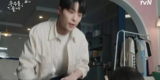 <우주를 줄게> 태형현진 동거로 티격태격하다가 태형이 찐 집주인 우주한테 묻는데 대답하는 우주 존귀야..♡

애기 네 생각은 어때? 나 세입자로 받아줄거야?
응. ㄴㅖ~!
받아준다는데요?
쨔잔