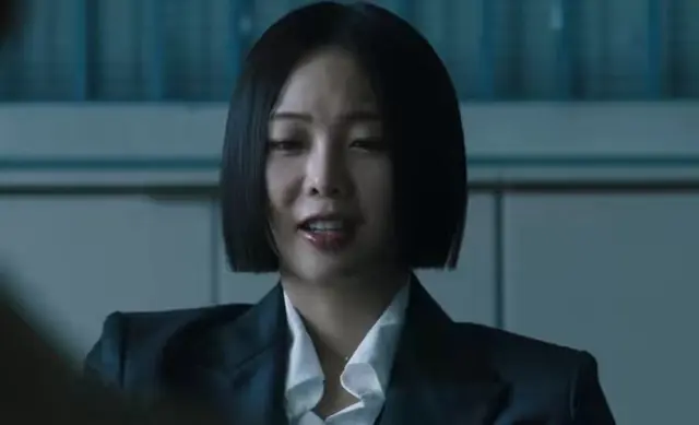 - 사람들을 구하기 위해서 어쩔 수 없이 희생시킨 건데 이건 대체 언제 물어보시려고요
- 설령 네가 백 명, 천 명을 살렸어도 한 명이라도 죽였으면 살인마가 되는 거 아닌가?

블러디플라워 1화부터 이우겸과 차이연의 충돌하는 정의관을 보여줘서 너무 맛있음