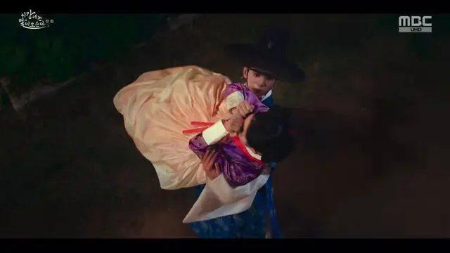 누구도 그 아이를 알아보아서는 안됩니다.
이강달 엔딩.. 죽은 부인이 보고 싶어 매일을 울고 악몽을 꾸다가 5년만에 내 품에 다시 돌아온다면 어떨거 같아 ㅆㅂ 세자빈 연월의 얼굴에서 5년이 흐른 박달이 얼굴까지 가는 연출부터 오스트까지 개짜릿하다 미칰거