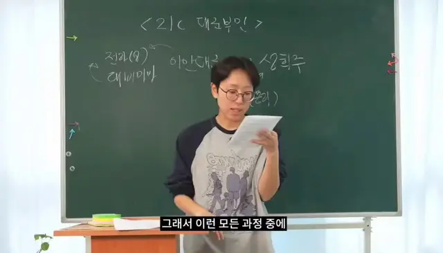 하말넘많 리뷰보는데 너무 공감되는 부분..
21세기대군부인보고 계속느끼던게 이거였음
인물들간의 관계성을 스토리로 빌드업해서 풀지않고 그냥 계란찜만들듯이 뚝딱!하고 넘어가버리니까 거기에서 오는 재미와 설득력이 너무 떨어지는거.. 얘네가 언제 사랑에빠지고 친해진건지 시청자들만 몰라요