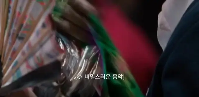 아니 무당들이 무당을 보면 잘 달려있던 방울들이 떨어진데... 근데 미션이 무당을 찾아라였는데 참가자들 방울이 다 후두둑떨어지고 난리 이게 뭐예요 저 자꾸 운명전쟁49 보면서 소름돋아요