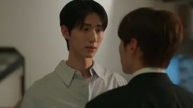 다온의 "받아도 될까?"라는 질문에
성현과 재민은 같은 답을 하지만,
성현은 올려다보고, 재민은 내려다 본다
단순히 자세 차이가 아니라, 같은 답변을 한 두 사람이 다온을 어떻게 바라보는지 알 수 있음
#비밀사이 #드빔사