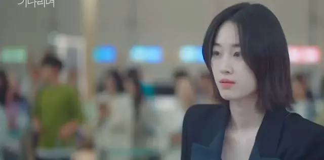 경도를 기다리며 2화 엔딩
얘기 좀 해
나 지금 탑승해야 돼
다음 거 타
이게 KTX야?
(캐리어 끌고 뽈뽈뽈..)
저 미친새끼가 진짜.. 야!
지우 영국 못 가게 해야되는데 이경도가 생각해낸 방법이 캐리어들고 튀는거냐고