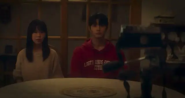 은중과 상연에서 은중이 첫사랑을 하는 모습 좋다..
천상학과 함께한 10초를 잊지 못한다
오빠는 셔터 스피드를 125에 맞추라고 했지만
나는 60에 맞췄다
125분의 1초보다는 60분의 1초가 더 기니까
사진 속에서 오빠와 조금 더 오래 있고 싶어서