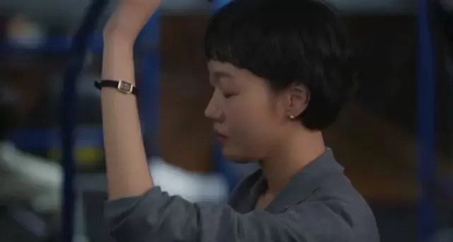 유미가 에어팟 만지작거리는 거 보더니 (순록식 배려)
어색해하고 불편해하는 거 눈치채고
자기가 먼저 끼면서 눈빛으로 ‘들어도 돼요’ 하는 거 
아니냐고ㅋㅋㅋㅋ그렇담 신순록... 꽤 괜인데?