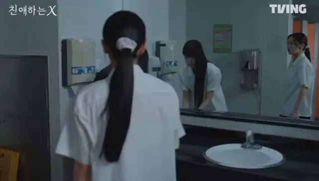 친애하는X

심성희 : 기초 수급 대상자들은  정부에서 쌀준다며 니가 먹는 그 쌀이 울아빠가 낸 세금이야
백아진 : 고마워 ^_^

기존쎄랑 유리멘탈 대화 같음
심성희가 아무리 긁어도 백아진한테 노타격이라 
맨날 심성희 완패