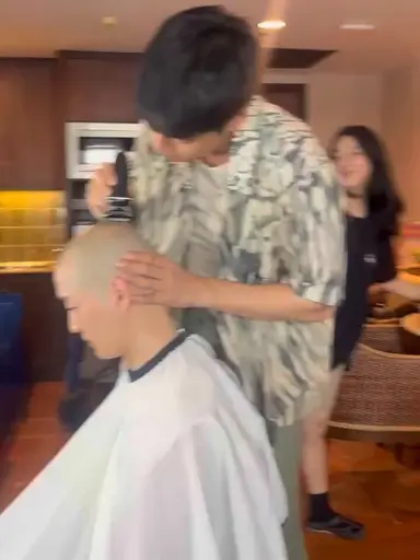 지금 영화 하나에 한 사람이 자신의 모발을 걸었는데
이걸 안 본다고요
퍼스트 라이드 봐주세요