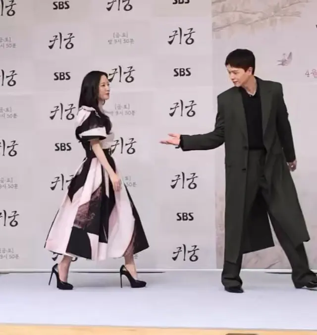 냅다 얼굴 가리는거 뭐냐고 ㅋㅋㅋㅋㅋㅋㅋㅋㅋ
서로 주고받고 보기좋네여 귀궁 남여주분들
역시 16년지기