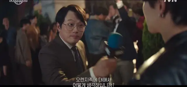 태풍상사 방금 틀었는데 서울 90년대 냄새 엄청 나 ㅋㅋㅋ 서울 사투리 내가 봤던 것 중에 가장 자연스러워서 놀랐네...