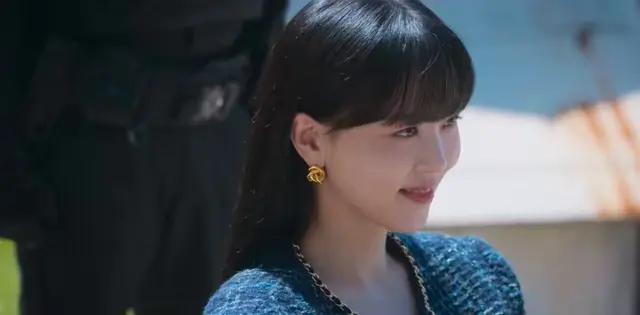 캐셔로 보는데 강한나 언니가 나 때림