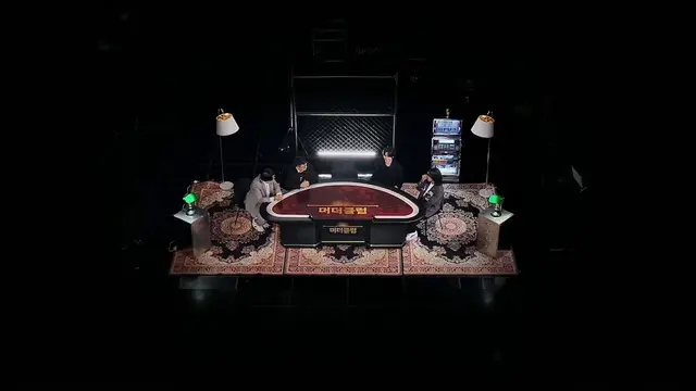 머더클럽 상혁이 첫등장부터 웃기다..

 세계에서 제일 유명한 사람이에요
아닙니다x2 제가 범규님 앞에서...
아유.. 신을 뵙습니다..(꾸벅)
아..(꾸벅)아닙니다..(꾸벅)