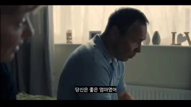 < 소년의 시간 > ep.4 제일 힘들었던 이유
가해자 가족 전혀 가엾지않다! 철저하게 피해자 쪽을 배제함
살해용의자 제이미도 죽인 아이에 대한 미안함 하나 없고
가족들도 자기 연민 뿐 왜 피해자쪽에 사과 한 번 없는 거냐고
피해자 케이티를 위해 분노하는 아이는 성별이 여자인 친구 제이드 뿐!