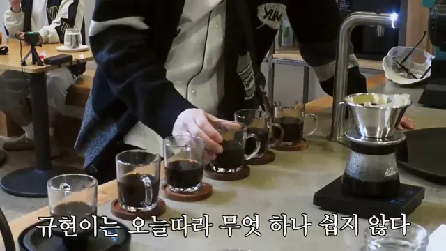 케간세 1화 요약:
규현 케냐땅밟자마자 휴대폰 잃어버리는데 그걸로 형들한테 조롱 ㅈㄴ받고 문제 좃뺑이쳐서 많이 맞혔는데 소불알당첨되고 스벅 없는 스벅 맞히기 게임 해서 억울하게 뜨거운물로 배만 채우다가 마지막으로 폰 걸고 진짜로 스벅 있는 스벅 맞히기 게임 했는데 틀림