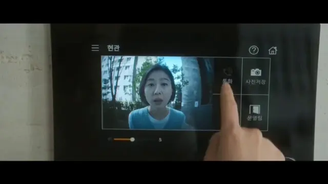 < 참교육 > ep.5 초등학교 선생님 vs 학부모 (아이 엄마)
핸드폰 번호 알아내서 문자하고 전화하고 인별 SNS 사생활 감시하고 집까지 찾아오고
우리 애 아빠가 화가 많이 났어요
