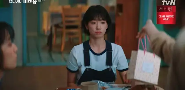 미쓰홍 스무살로 구라치고 위장취업한거라
걍 핑크좋아소녀컨셉 잡은 것뿐인데 ㅋㅋ
기숙사 룸메로 인정해주겟다며 사실은 서른다섯 먹은
막내한테 언니들이랑 커플 인형 키링 달자고 하는거
아 여자들이 너무 커여워서 입찢어짐