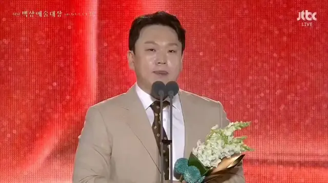 영화 <장손> 오정민 감독님
영화부문 신인 감독상 수상소감 중

"제가 영화만들 때 신인이라서 그런지
배우분들께 시나리오 전달이 잘 안되더라구요. 이 상 받았으니까 다음에 저 기억해주시고 시나리오 전달되면 꼭 한 번 읽어봐주십시오. 감사합니다."