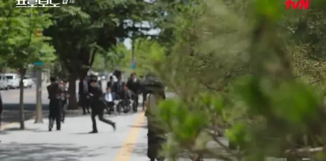 <프로보노> 장애인 이동권에 대해서도 다루는 거 ㅁㅊ다.. 장애인들이 휠체어를 타고 이동하면서 느끼는 불편함과 모욕감을 다 감당해왔다는게 진짜 마음이 아픔.. 지금도 현실에서 장애인 이동권을 보장 받기 위해 지하철 시위를 하시는데 장애인 이동권 막는 사람들 꺼져 진짜