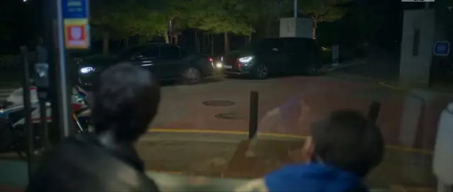메리킬즈피플 조수영 좋아하는 여자애한태 고백하러 왔는데 또 쓰러지고... 고등학생 나이에 대장암 4기에 오래좋아한여자애도 있지만 고백도 못 했고 엄마도 어릴 때 아빠 싫어서 집 나가서 찾기도 힘들고 삶이외이리힘들너 ㄴㅁ안타깝네..