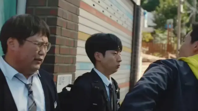 최근에 몰아보기로 최종병기 앨리스를 봤는데 다 모르겠고 송건희가 너무 에바라서 걍 소리만 지름 정신 나간 연기 왜 이렇게 잘해 ㅁㅊ