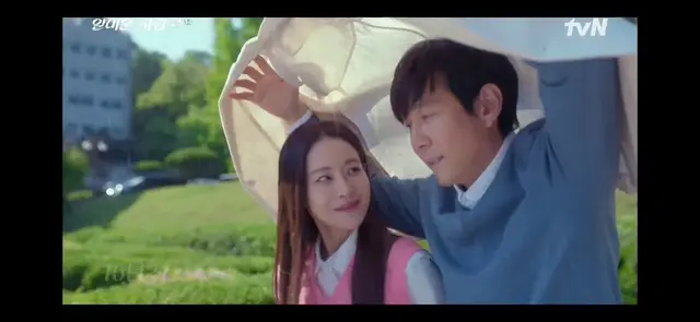 ㅋㅋㅋㅋㅋㅋㅋㅋㅋㅋㅋㅋㅋㅋ 이 건물 주로 하이틴 드라마에 나오는곳 아님 ? ㅜ 클래식을 찍고 있지만 내눈엔 그저 50정재리와 오연서일뿐.... (머리내린거 진차 개킹받음)