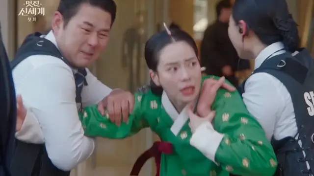 멋진신세계 1화 엔딩 미쳤다 이상한 기운 느끼고 차세계한테 몸 피하라고 소리치다가 결국 차세계 잡아 끌어당기고 바로 하늘에서 마네킹 떨어짐... 그래 내가 원한게 이런 드라마라고 아 진짜 존나재밌음 연기 탄탄하고 스토리도 탄탄하고 이게 ㄹㅇ 찐 드라마지