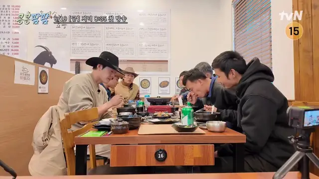 김우빈 x 이광수 x 도경수 <콩콩팜팜> 티저
아니 다들 밥 먹는데 방목장에서 소가 탈출했다는 소식 듣는거 개웃기네ㅋㅋㅋㅋ 이번 예능도 ㅈㄴ 재밌겠다