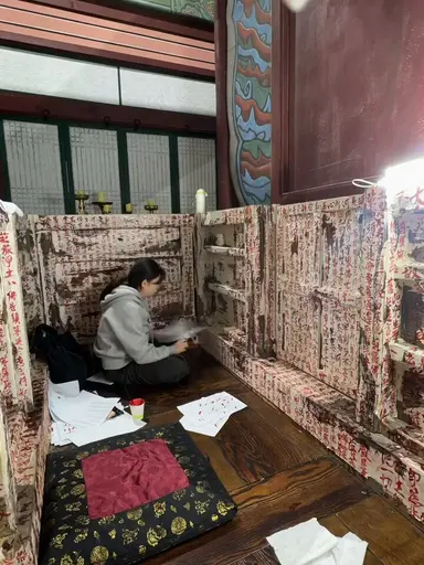 동궁 스탭 인스타 추천떠서 보는데

미쳤다
이걸 다 일일이 글씨써서 만들었어.....

귀신 물리치는 금강경 쓴거란다.
존나 리스펙
