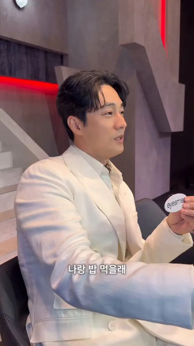 이거 개웃긴 포인트
1. 운전하는 것까지 허공 재연함
2. 말하다가 현타 와서 웃참 실패
3. 광장 홍보인지 미사 홍보인지 구분이 안됨