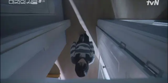 미지의 서울에서 미지가 아침마다 외치는 이 말이 다른 어떤 말보다도 용기가 솟아나는 말 같아
어제는 끝났고 (지나간 일 후회하지말고)
내일은 멀었고 (미리 걱정하지도 말고)
오늘은 아직 모른다 (오늘에 충실하자)
괄호체로 자체 해석해서 매일매일 생각해야지