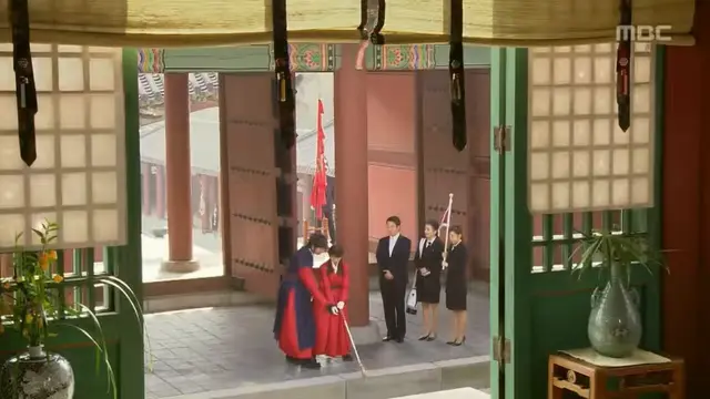 할마마마 말씀이 무슨 뜻인지 처음엔 잘 공감 못했는데 궁은 돌려볼수록 내가 신채들 나이와 멀어질수록 할마마마 말마따나 ^신채의 젊음과 광채^가 이 드라마의 중요한 요소 같다는 생각이 든다 +시청자들의 돌아갈 수 없는 옛 시간과 그 시대감성까지도..