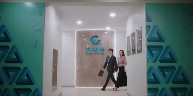 “ 지금 어디에서 무엇을 하고 있건, 여러분 옆에 누구든 함께 있다면 걱정마시고 오늘은 주무세요. 그리고 우린, 내일 뵙겠습니다! ”
시청자에게 내일 만나요! 라고 말하며 끝내는 드라마 호감
등장인물과 한명한명 인사시켜주는 예의바른 드라마 호감
#가우스전자