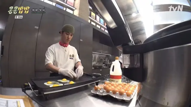 쌍란 나왔다고 엄청 기뻐하시더니 영지한테 선물해주심 ... 콩콩밥밥이 이영지에게 너무 따뜻해 ...... ♡