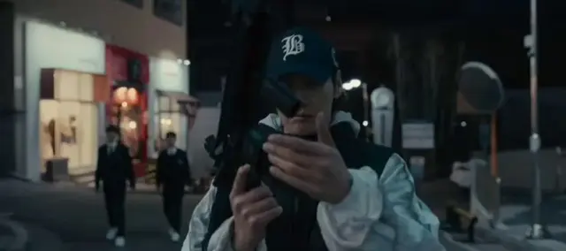 트리거 김영광 흥미돋 장면,,
양아치들이 난동을 부리자 캡모자하나 쓰고 비비탄총으로 싹다 제압하는 나야 문백이 
+ 우와 하며 감탄하고 있는 호수(?)