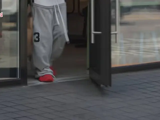 걸으면서바지를잡아야될정도면 멀쩡한바지를입으라고시발