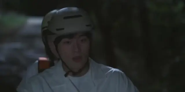 꽉 잡으랬더니 허리 잡는 육하리 때문에 현치연 입꼬리 올린 채 거기 말고 손잡이요 라고 하는데 과거에도 육하리 치연이가 폰 주워줬는데 번호 달라고 한 줄 알고 착각했었어... 그거 떠올리고 웃는 현치연 닥터섬보이 홍민기 개좋다 ㅁㅊ...