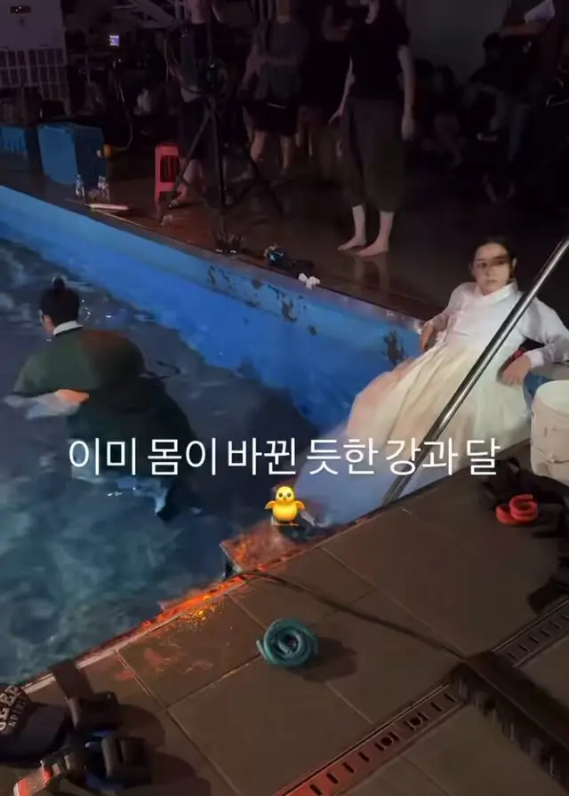 이 씬 수중촬영 8시간이나 했다는 거 들으니까 김세정 표정이 이해되고 ㅈㄴ 웃김 강태오는 전생에 수달이었나