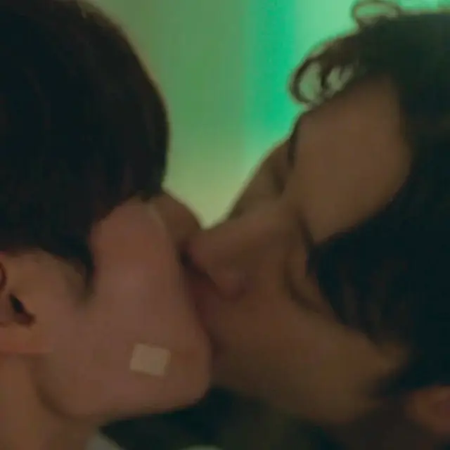 사실 수현이도 눈감고 키스하다가 다온이가 집중 못 하는 것 같아서 눈 떴는데 애가 저런 눈빛으로 현관문을 빤히 바라보고 있었던 거임... 자기 키스 다 받아내면서...
#비밀사이 #SecretRelationships
