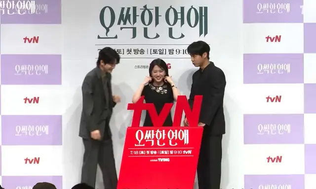 <오싹한 연애> 제발회 포토타임 ㄴㅁ 웃기네
오싹한 표정이라 옹성우 박은빈 손으로 얼굴 가리는 정석 포즈인데 양세종 혼자 귀신 본 듯이 눈 까려고 하니까
"안돼요 양세종씨 안돼요 영원히 남을 사진이에요"
<<ㅆㅂㅋㅋㅋㅋㅋㅋㅋㅋㅋㅋㅋㅋㅋㅋㅋㅋ