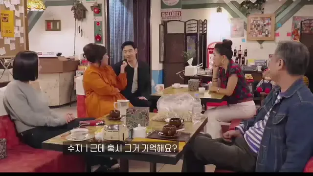 자매다방 수지님이 본인  만난거 기억하냐니까 애교부리면서 얼굴공격하는바부 이거 진짠가 드립인가 기억회로 돌리는거 왤케 귀욥