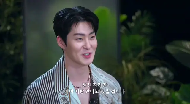 홍진경 반응 ㅋㅋㅋㅋㅋㅋㅋㅋㅋㅋㅋㅋㅋ
홍승보씨가 살인미소 날리니까 바로 뿅가서

"귀여워..."
이러는 거 개웃김 ㄹㅇ 
아차 하는 얼굴도 ㅈㄴ 웃김