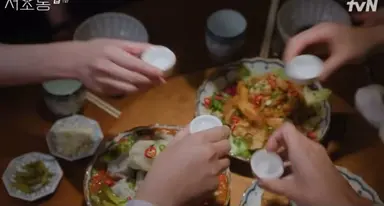 <서초동> 티저에서 왜 자꾸 밥 먹는 장면만 나오나 했는데, 1화 보고 이해됨.
“이게 다 밥 먹자고 하는 짓”이라는 직장인 마인드를 보여주려는 거였음.
정의감이나 사명감이 아니라, 그냥 밥벌이로 사는 현실 직장인 변호사들 얘기
근데 먹방을 너무 잘찍으셔 보면 배고파요