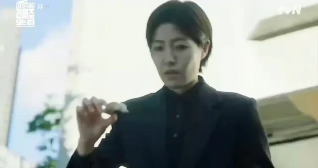 항상 요나 곁에 있으면서  한국어도 알려주고, 요나와 밥 먹는 걸 고대하고 요나가 상사에게 빡친 심정도 헤아려 주는 장의사는 단순한 수행원을 넘어 그녀의 광기까지 포용하는 유일한 사람 같음.. 이 관계성 흥미돋