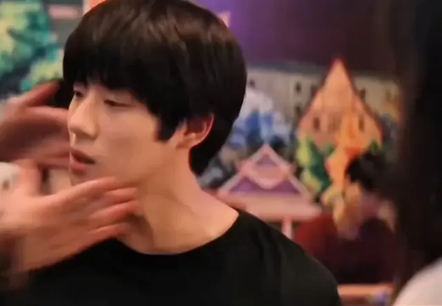 아 근데 파반느에서
변요한 문상민
키스 끝에 뽀뽀까지 하는거 존나 놀람ㅋㅋㅋㅋ

뽀뽀가 은근 스윗해서 좀..... 아 아닙니다