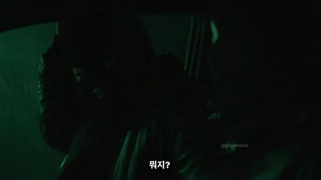 영화 비스트 의 가장 큰 키포인트가 뭐냐면요
맨 첫장면에서
(누구인지 알수없는) 복면을 쓴 남자둘이
저벅저벅 걸어오는데
한쪽의 걸음걸이나 너무나 이성민이성민 하다는 점